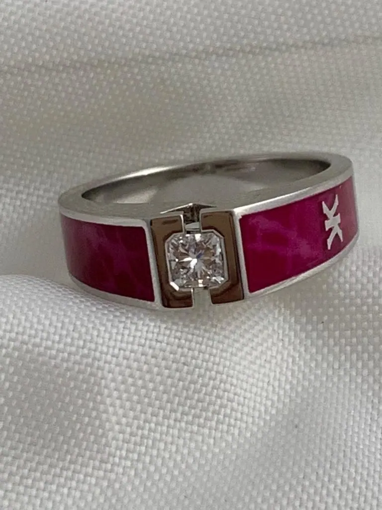Korloff Yasmine Diamond Ring
9151DTKL13WG
White gold, exclusive Korloff-cut diamond, lacquer
Marbely Reddish/Pink Lacquer
METAL: White gold 750/1000