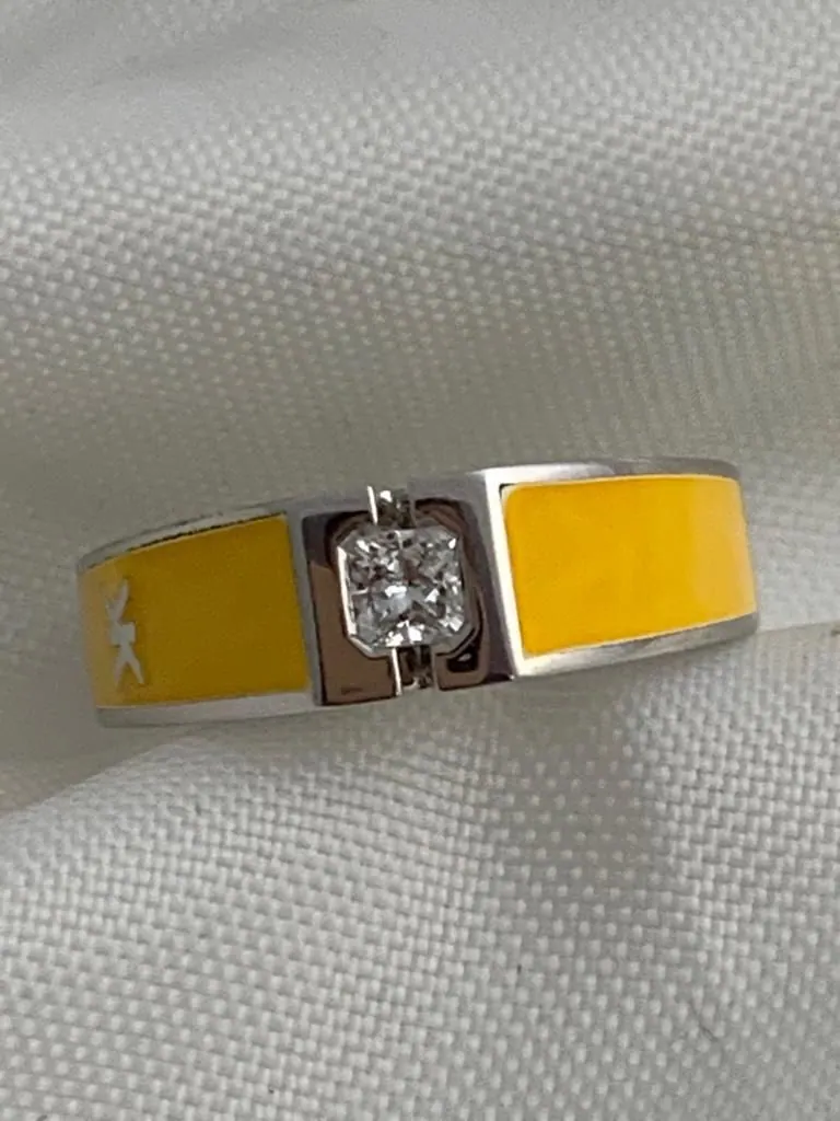 Korloff Yasmine Diamond Ring 
White gold, exclusive Korloff-cut diamond, lacquer
Yellow Lacquer
METAL: White gold 750/1000