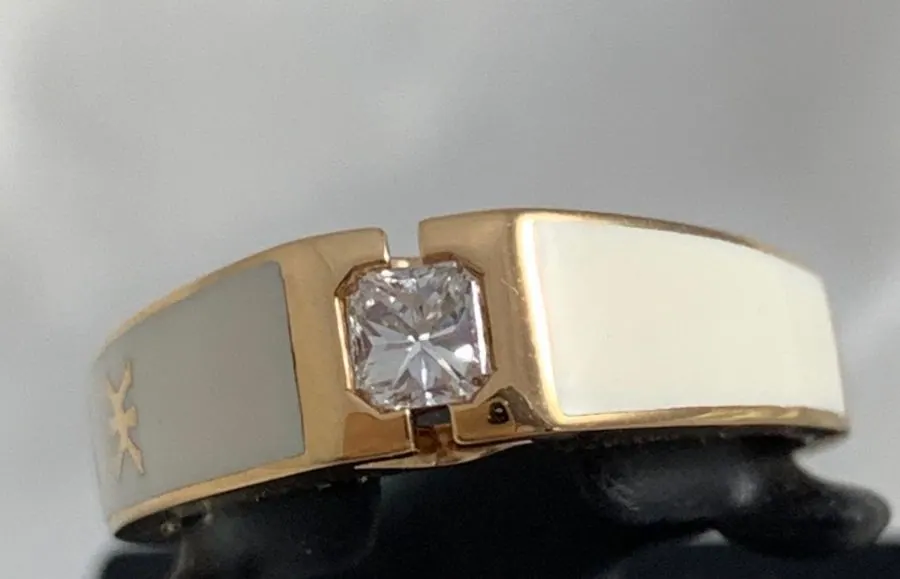 Korloff Yasmine Diamond Ring 
9151DTKLBTPG 
Pink gold, exclusive Korloff-cut diamond, lacquer
White Lacquer
METAL: White gold 750/1000