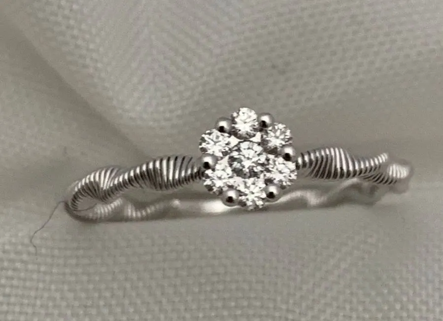 18K WHITE GOLD ORO TREND Ring
2.30 grams
Dia. .017ct