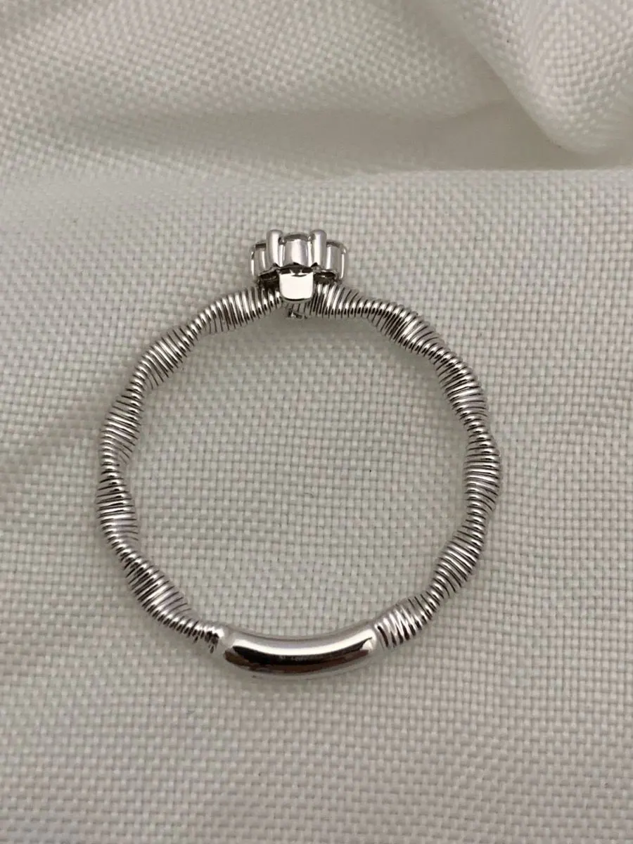 18K WHITE GOLD ORO TREND Ring
2.30 grams
Dia. .017ct view 2