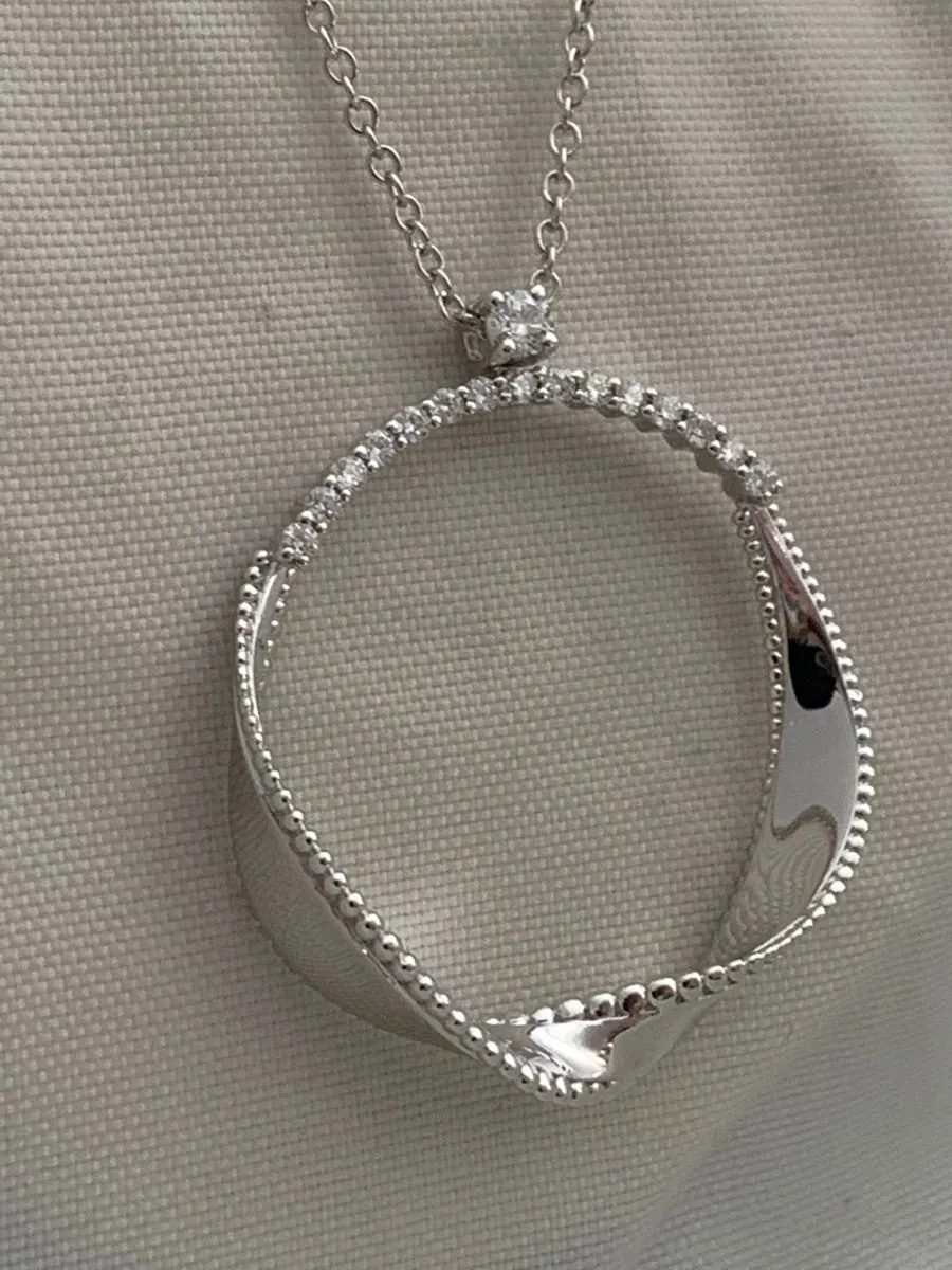 Öro Trend White Gold Diamond Pendant view 4