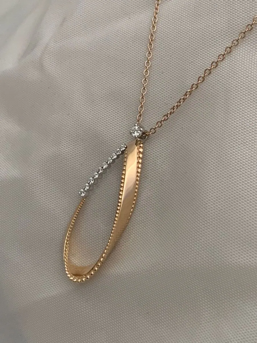 Öro Trend Rose Gold Diamond Pendant on 18k fine gold chain with lobster clap view 3