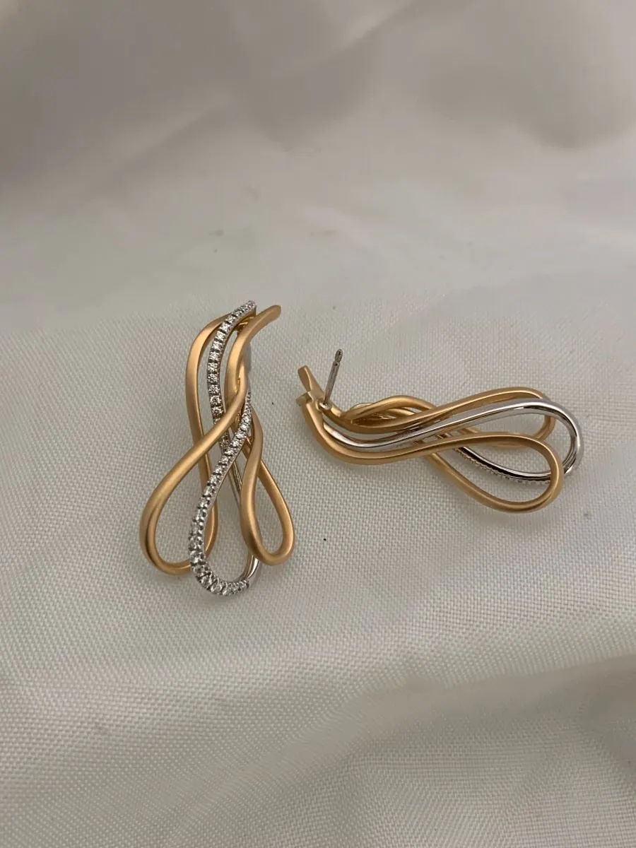 Öro Trend Rose White Gold Diamond Earrings with friction backs view 3