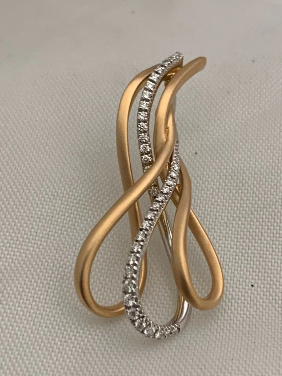 Öro Trend Rose White Gold Diamond Earrings with friction backs view 4