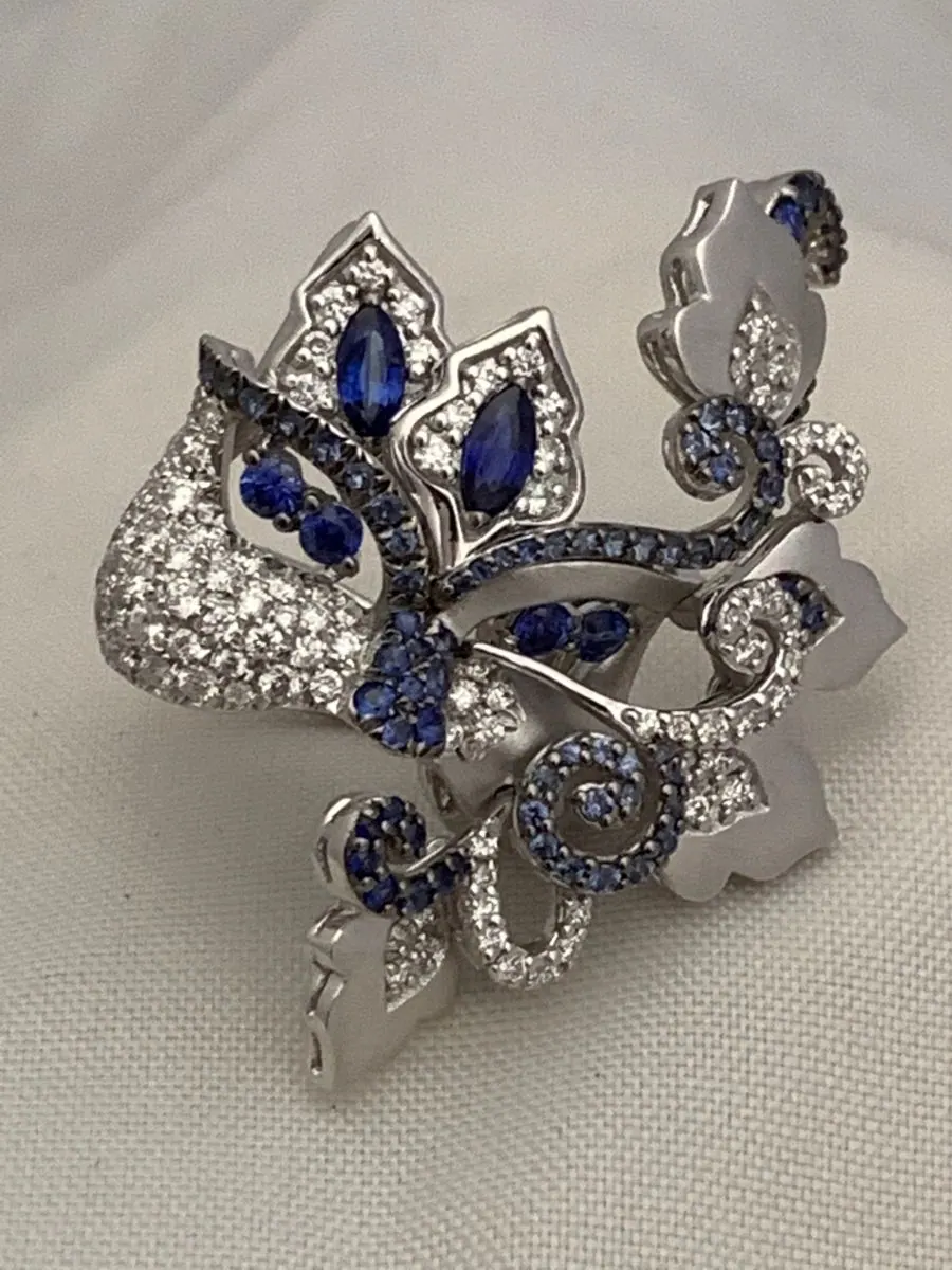 Öro Trend White Gold  Diamond Sapphire Mardi Gra Mask Ring view 4