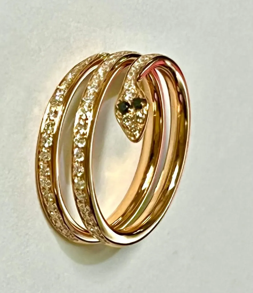 18k Rose gold Öro Trend Italian black and white rd. diamond snake ring.