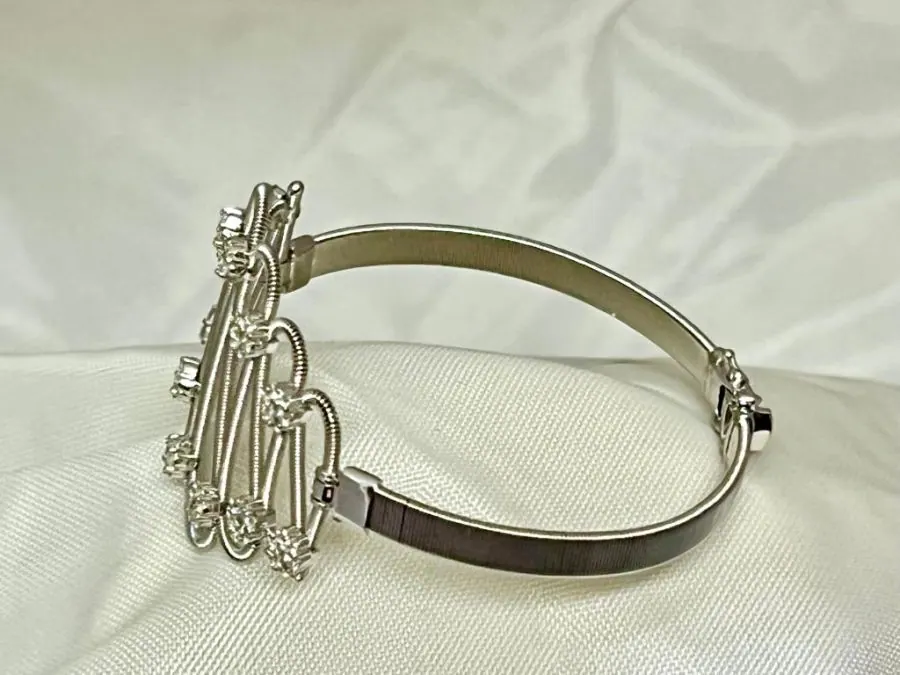 18K White gold Öro Trend Italian Diamond bangle/bracelet with double fig. 8 for added safety. view 3