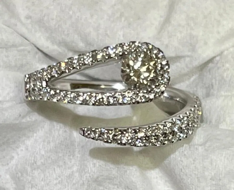 18K WHITE GOLD FASHION SWIRLED DIAMOND BAND