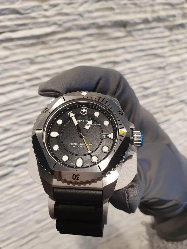 Victorinox Dive Pro Quartz300m view 4