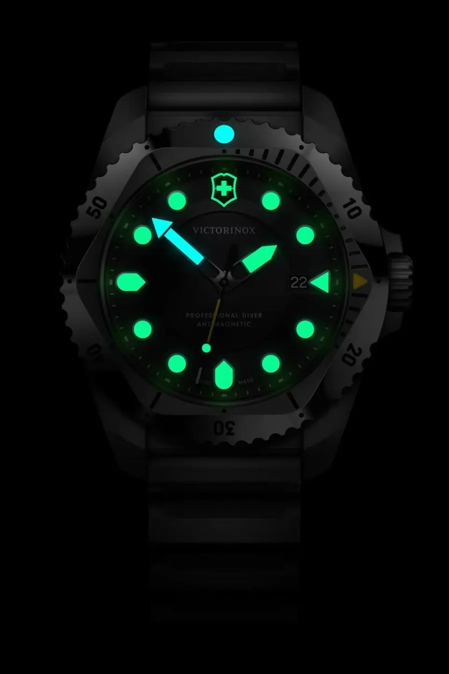 Victorinox Dive Pro Quartz300m view 5