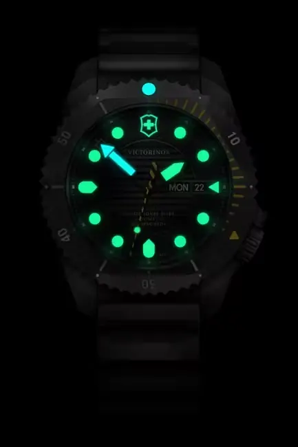 VICTORINOX DIVE PRO AUTOMATIC 300m view 2