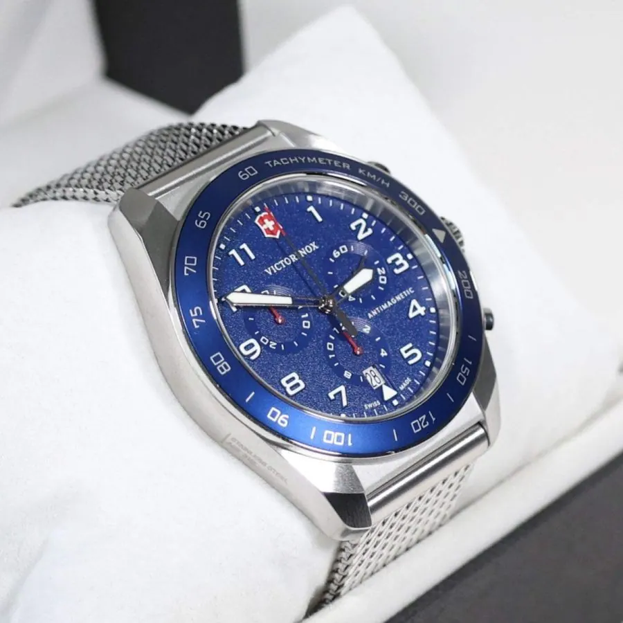 VIC SWISS ARMY CHRONO Blue bezel and dial on Brc. view 3