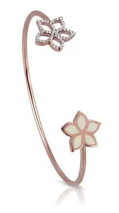 A pure and radiant look for this you&me bagle adorned with a brilliant-cut diamond and a pink-gold flower.