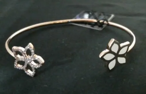 A pure and radiant look for this you&me bagle adorned with a brilliant-cut diamond and a pink-gold flower. view 2